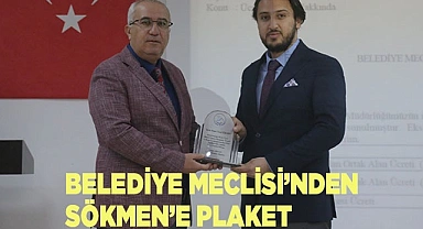 Belediye Meclisi’nden Sökmen’e plaket verildi