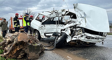 Kamyonla otomobil kafa kafaya çarpıştı: 2 ölü