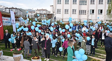 Mavi balonlar otizm farkındalığı için gökyüzüne bırakıldı
