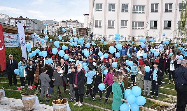 Mavi balonlar otizm farkındalığı için gökyüzüne bırakıldı