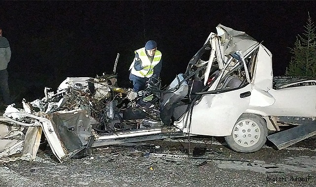 Otomobil kamyona arkadan çarptı: 2 ölü