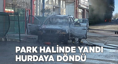 Park halindeyken yanmaya başlayan araç hurdaya döndü