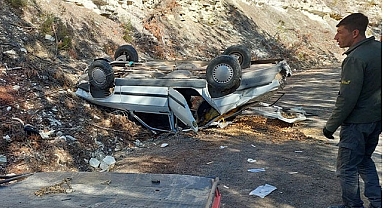 Yoldan çıkarak şarampole uçan otomobil ters döndü: 3 yaralı