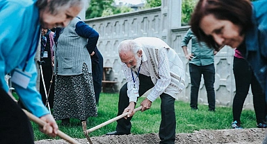 ALZHEİMER YAŞAM MERKEZİ’NDE FİDELER TOPRAKLA BULUŞTU