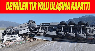 Devrilen tır yolu ulaşıma kapattı