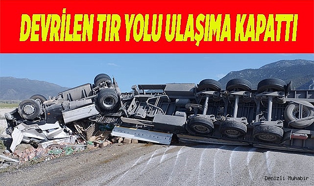 Devrilen tır yolu ulaşıma kapattı