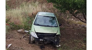Kontrolden çıkan otomobil tarlaya uçtu