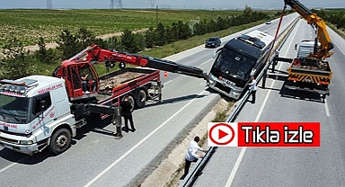 25 yolcusu bulunan otobüs orta refüje girip bariyerlere çarptı