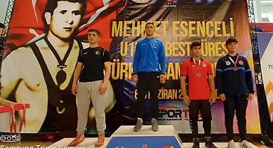 Denizlili güreşçiler minderde altın madalyayı kazandı