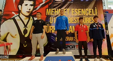 Denizlili güreşçiler minderde altın madalyayı kazandı