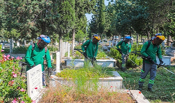 Mezarlıklarda bayramı mesaisi