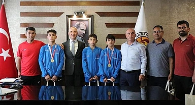 Ödülleri toplayan Sarayköylü güreşçilerden Başkan Özbaş’a ziyaret