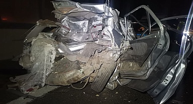 Kamyonet otomobile arkadan çarptı: 1 ölü, 2 yaralı