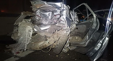 Kamyonet otomobile arkadan çarptı: 1 ölü, 2 yaralı
