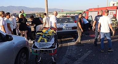Kazayı görüp duran otomobile başka araç arkadan çarptı: 9 yaralı