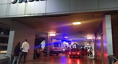 Annesine satırla saldırdı