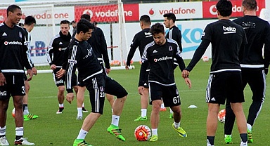 Beşiktaş, Tirana maçında tribünlerden atılan yabancı maddeler nedeniyle cezalandırıldı