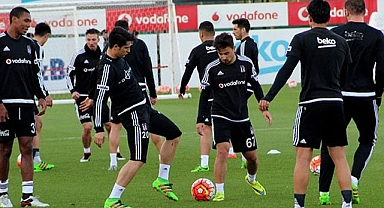 Beşiktaş, Tirana maçında tribünlerden atılan yabancı maddeler nedeniyle cezalandırıldı