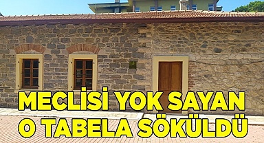 Meclis kararı olmadan asılan o tabela söküldü