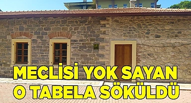 Meclis kararı olmadan asılan o tabela söküldü