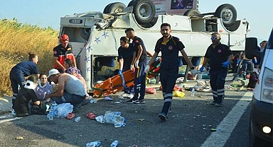 işçi servisi ile otomobil çarpıştı: 1’i ağır 30 yaralı