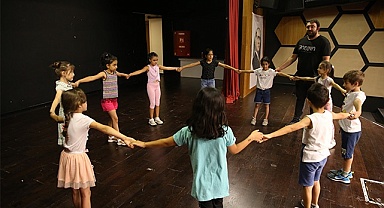 KÜÇÜK YAŞTA SAHNENİN HEYECANINI YAŞIYORLAR