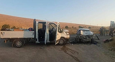 Sürücü değiştirmek isteyen kamyonete otomobil çarptı, 2 kişi öldü
