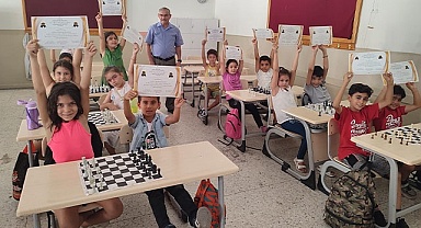 Yaz tatilini satranç öğrenerek geçirdiler