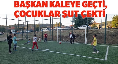 Başkan Şevik, yeni halı sahada çocuklarla maç yaptı