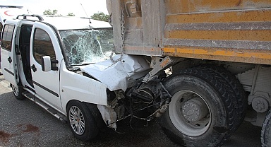 Hafif ticari araç hafriyat kamyonuna çarptı: 4’ü çocuk 7 yaralı