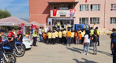 Jandarma öğrencilere emniyet kemerinin önemini anlattı