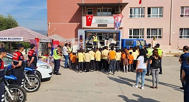Jandarma öğrencilere emniyet kemerinin önemini anlattı