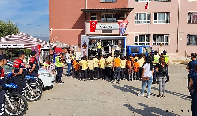 Jandarma öğrencilere emniyet kemerinin önemini anlattı