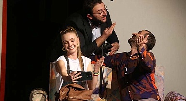 ‘3 BEŞ VE 8 DİĞER ŞEYLER’ OYUNU AYAKTA ALKIŞLANDI