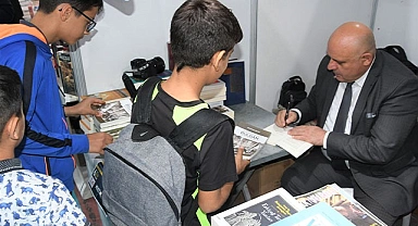 Başkan Şevik Kitaplarını İmzaladı
