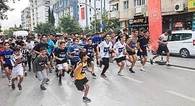 DENİZLİ’DE GENÇLER CUMHURİYET AŞKINA KOŞTU