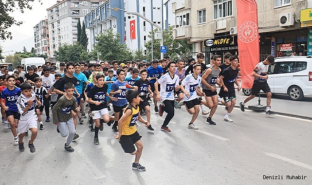 DENİZLİ’DE GENÇLER CUMHURİYET AŞKINA KOŞTU