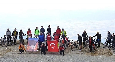 Ege’nin en yüksek noktasında Türk bayrağı açtılar
