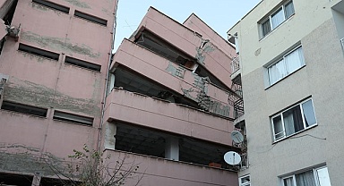 Yıkımı yapılan lise yan yattı, 3 apartman boşaltıldı