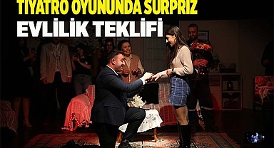 Tiyatro oyununda kız arkadaşına evlilik teklifi etti