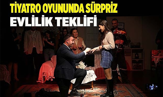 Tiyatro oyununda kız arkadaşına evlilik teklifi etti