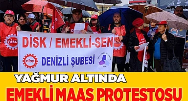 Yağmur altında Emekli maaşı protestosu
