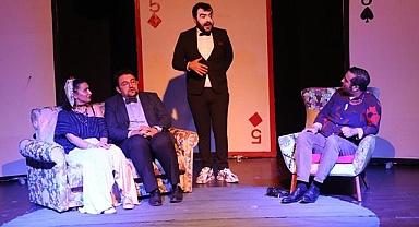  '3 BEŞ 8 VE DİĞER ŞEYLER' TİYATROYA DOYURACAK