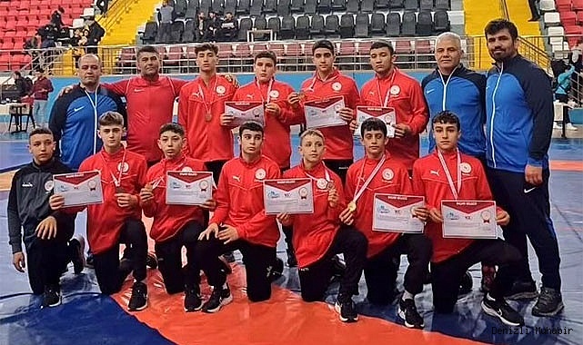 DENİZLİLİ GÜREŞÇİLER KARAMAN'DAN ZAFERLE DÖNDÜ