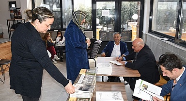 Başkan Şevik, kitaplarını imzaladı