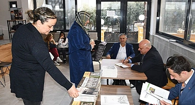 Başkan Şevik, kitaplarını imzaladı