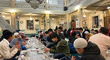 Kızılay ile çocuklar oruçlarını camide açtı