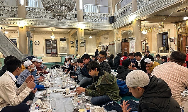 Kızılay ile çocuklar oruçlarını camide açtı