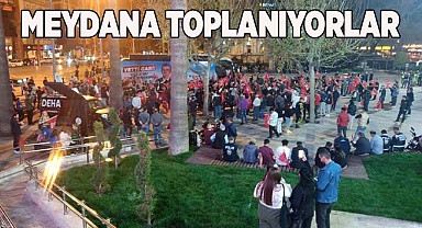 MEYDANA TOPLANIYORLAR