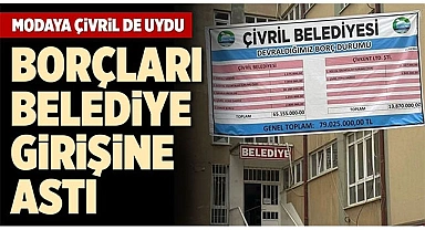 BORÇLARI BELEDİYE GİRİŞİNE ASTI